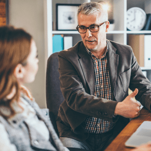 l mentoring, o mentoría en español, se define como una relación profesional en la que una persona con experiencia (el mentor) asiste a otro (el mentorizado o mentee) en el desarrollo de habilidades y conocimientos específicos que mejorarán el crecimiento profesional y personal de la persona con menos experiencia.